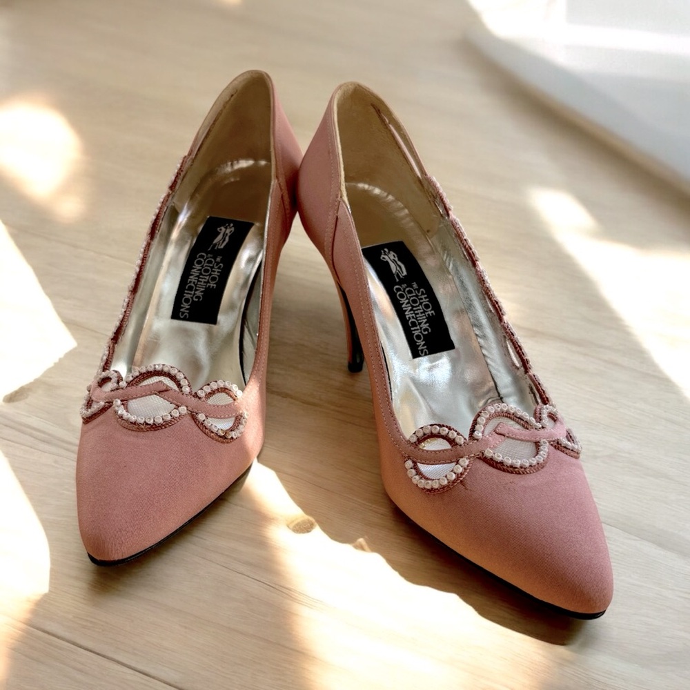 Vintage formal pumps - dusty rose with pearl/rhinestone accents - size 39.